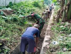 Musim Hujan Tiba, Babinsa dan Warga Sogaten Bersatu Bersihkan Saluran Air