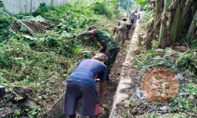 Musim Hujan Tiba, Babinsa dan Warga Sogaten Bersatu Bersihkan Saluran Air