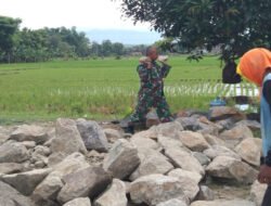 Warga Buat Pondasi Rumah, Babinsa Kodim Ponorogo Bantu