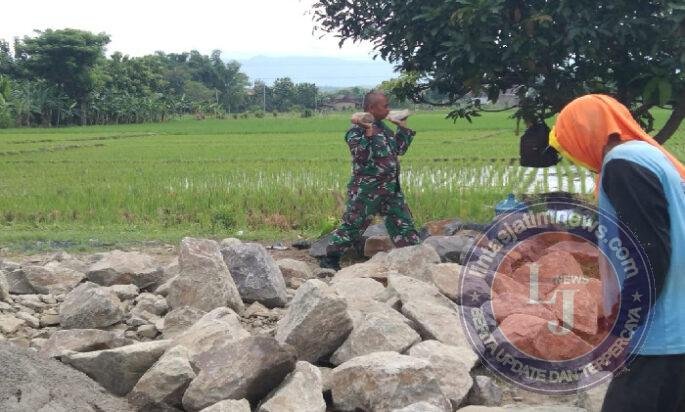 Warga Buat Pondasi Rumah, Babinsa Kodim Ponorogo Bantu