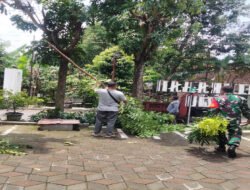 Peduli Kebersihan Lingkungan, Babinsa Bersama Linmas Kelurahan Sewu Laksanakan Kerja Bakti