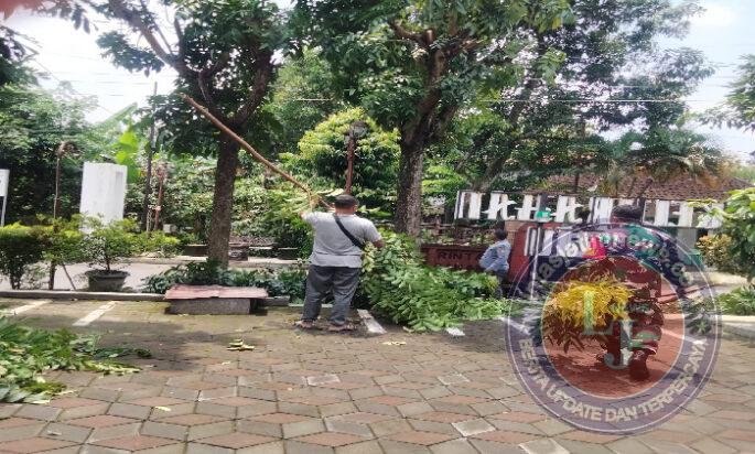 Peduli Kebersihan Lingkungan, Babinsa Bersama Linmas Kelurahan Sewu Laksanakan Kerja Bakti