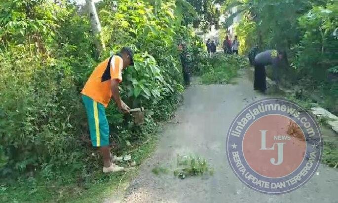 Gotong Royong Bersama, Babinsa Koramil 0801/01 Pacitan Dan Warga Bersihkan Wilayah Binaan