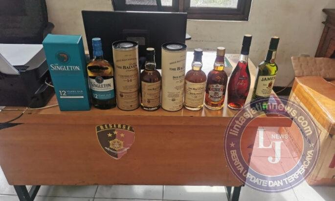 Polrestabes Surabaya Amankan Ratusan Liter Miras Ilegal di Lakarsantri