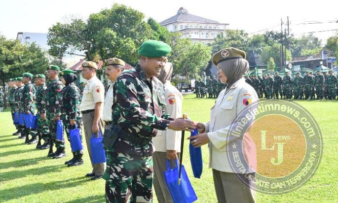 Dandim Ponorogo Bagikan Bingkisan THR. Berkah Bagi Kodim, Bermanfaat Bagi Anggota