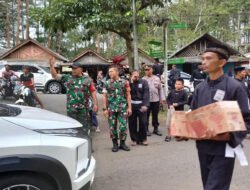 PSHT Bersama TNI-Polri Bagikan Takjil kepada Warga di Trenggalek