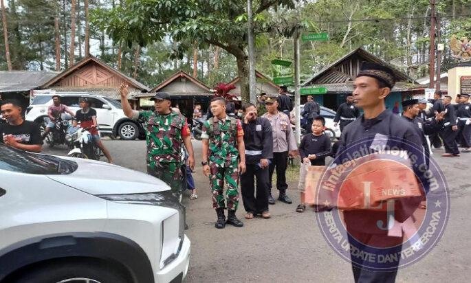 PSHT Bersama TNI-Polri Bagikan Takjil kepada Warga di Trenggalek