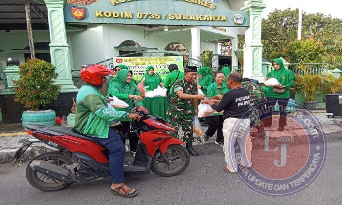 Semarakkan Ramadhan, Koramil 04/Jebres & Persit KCK Ranting 05 Koramil 04/Jebres Berbagi Takjil Buka Puasa