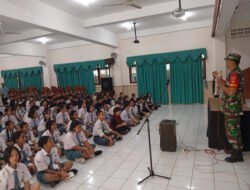 Membangun Generasi Disiplin & Cinta Tanah Air : Babinsa Punggawan Berikan Pembinaan Wawasan Kebangsaan kepada Siswa SMK Marsudirini Surakarta