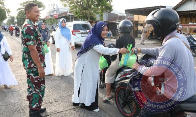 Hangatnya Ramadan di Trenggalek, Persit KCK Cabang XX Dim 0806 Berbagi Takjil bagi Pengguna Jalan