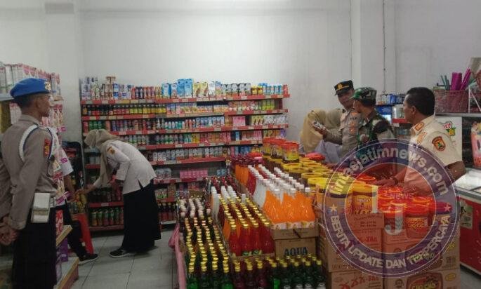 Babinsa Cek Makanan dan Minuman Kedaluwarsa Jelang Lebaran 2026