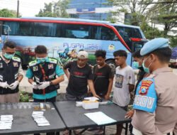 Polres Pelabuhan Tanjungperak Test Urine Sopir Truk dan Bus Jelang Mudik Lebaran