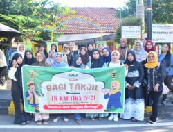 Belajar Berbagi Sejak Dini, TK Kartika IV-21 Madiun Bagikan Takjil untuk Warga