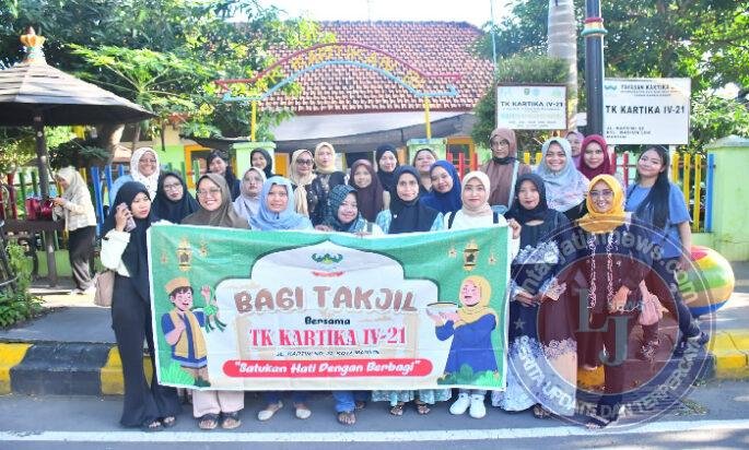 Belajar Berbagi Sejak Dini, TK Kartika IV-21 Madiun Bagikan Takjil untuk Warga