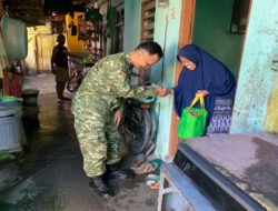 Jum’at Berkah, Babinsa Kepatihan Wetan Berikan Bingkisan Kepada Warga Binaan