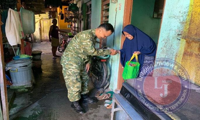 Jum’at Berkah, Babinsa Kepatihan Wetan Berikan Bingkisan Kepada Warga Binaan