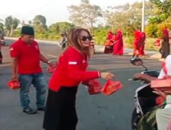 Srikandi MADAS Sedarah Berbagi Takjil di Tanah Merah Bangkalan, Tebar Kepedulian dan Hangatkan Ramadan