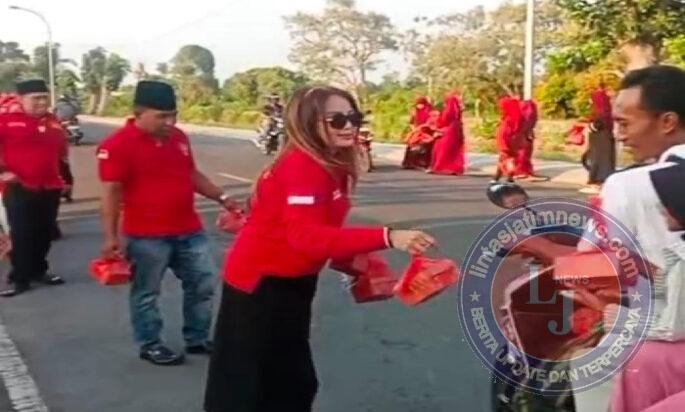 Srikandi MADAS Sedarah Berbagi Takjil di Tanah Merah Bangkalan, Tebar Kepedulian dan Hangatkan Ramadan