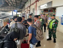 Siaga Lebaran, Prajurit Kodim 0803/Madiun Perkuat Pengamanan di Stasiun Kota Madiun