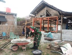 Gotong Royong Perbaiki Rumah Warga Kurang Mampu, Babinsa Tanjungrejo Turun Tangan Bersama Warga