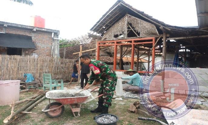 Gotong Royong Perbaiki Rumah Warga Kurang Mampu, Babinsa Tanjungrejo Turun Tangan Bersama Warga