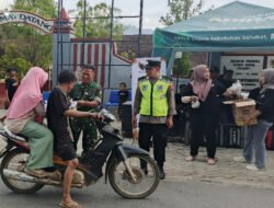 Kolaborasi Seniman Dan Babinsa Berbagi Takjil Jelang Berbuka Puasa
