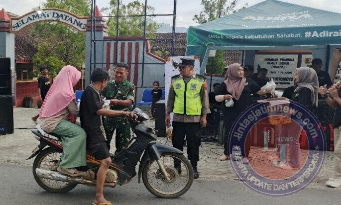 Kolaborasi Seniman Dan Babinsa Berbagi Takjil Jelang Berbuka Puasa
