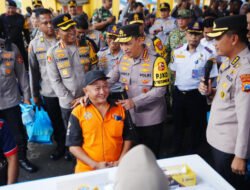 Tinjau Terminal Purabaya, Kapolri ke Sopir Bus: Hati-Hati dan Jaga Keselamatan Pemudik