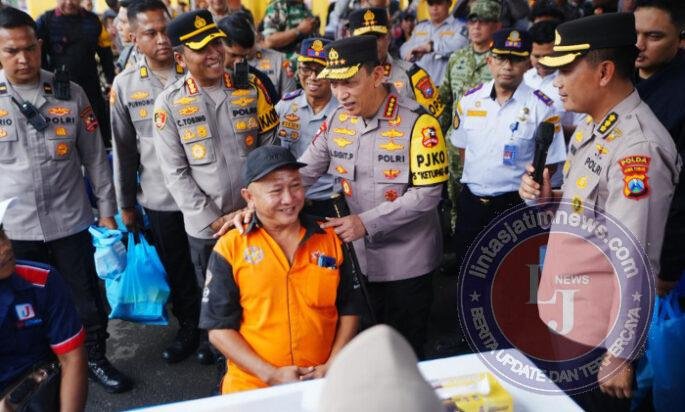 Tinjau Terminal Purabaya, Kapolri ke Sopir Bus: Hati-Hati dan Jaga Keselamatan Pemudik