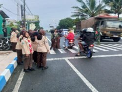 Babinsa Koramil 0801/10 Punung Bagi Takjil Berama Pramuka Saka Wira Kartika Untuk Masyarakat