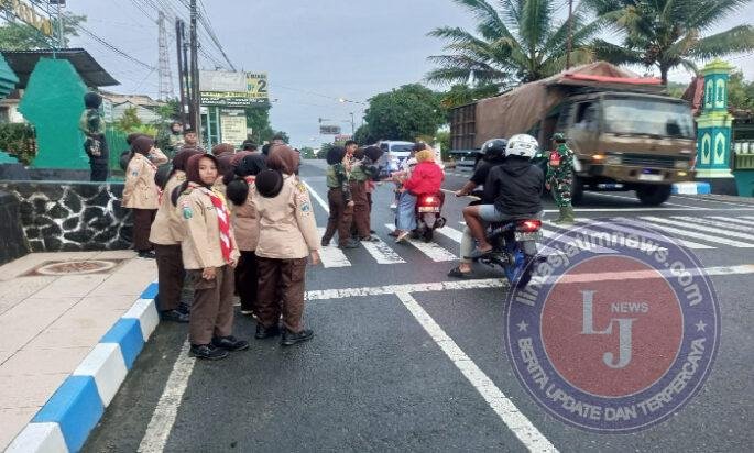 Babinsa Koramil 0801/10 Punung Bagi Takjil Berama Pramuka Saka Wira Kartika Untuk Masyarakat