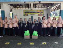 DWP Kemendagri Serahkan Bantuan Paket Sembako bagi Warga Terdampak Banjir di Kompleks DDN Karang Mulya Tangerang