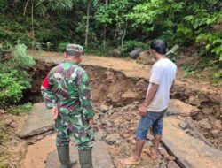 Longsor Putus Jalan Antar Dusun di Desa Gamping, Babinsa dan Warga Sigap Lakukan Penanganan