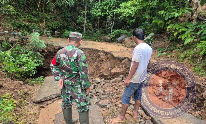 Longsor Putus Jalan Antar Dusun di Desa Gamping, Babinsa dan Warga Sigap Lakukan Penanganan