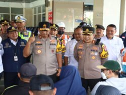 Kapolda Jatim Cek Pos Terpadu dan Pos Pam di Surabaya Pastikan Layanan Mudik Berjalan Optimal