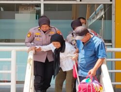 Layanan Humanis Polwan Polresta Sidoarjo Bantu Lansia di Terminal Purabaya Saat Arus Mudik