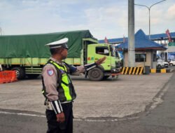Layanan Humanis Polwan Polresta Sidoarjo Bantu Lansia di Terminal Purabaya Saat Arus Mudik