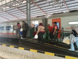 Pantau Arus Mudik Lebaran 2026 Di Stasiun,Babinsa Purwosari Yakinkan Situasi Tetap Aman & Kondusif