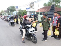 Pramuka Saka Wira Kartika Kodim 0806/Trenggalek Tebar Kepedulian Lewat Ramadan Berbagi Takjil