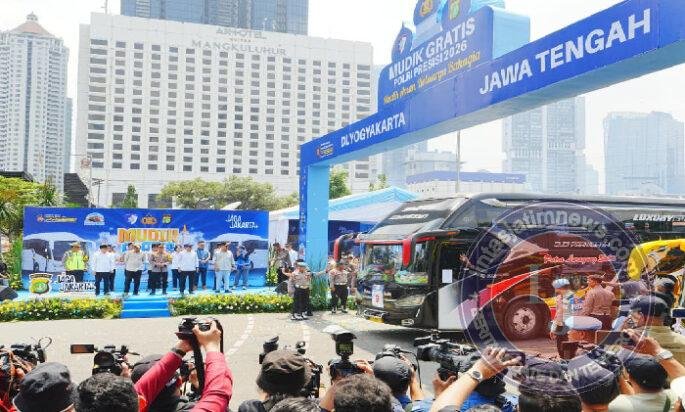 Kapolri Lepas 80 Bus Mudik Gratis, Pastikan Kesiapan Sopir Antar Masyarakat ke Tujuan