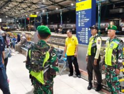 Menjaga Hangatnya Mudik, Prajurit Kodim Madiun Siaga di Stasiun Sambut Ribuan Pemudik