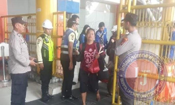 Personil Polres Pelabuhan Tanjung Priok, Lakukan Giat Pelayanan dan Pengamanan Mudik Lebaran, Debarkasi Kapal KM Tidar