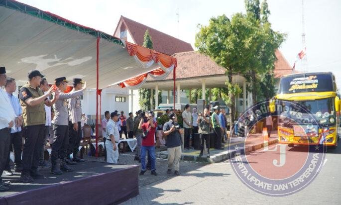 Polres Pasuruan Bersama Pemkab Pasuruan Berangkatkan Ratusan Pemudik Gratis