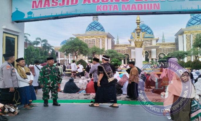 Sinergi TNI-Polri Jaga Kekhusyukan Salat Idul Fitri di Masjid Agung Baitul Hakim