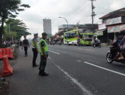 Babinsa Kodim 0724/Boyolali Turun Tangan, Bantu Kelancaran Arus Balik di Pospam Pasar Ampel