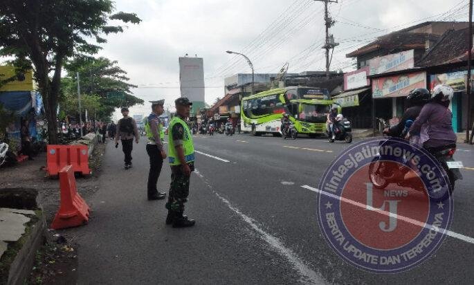 Babinsa Kodim 0724/Boyolali Turun Tangan, Bantu Kelancaran Arus Balik di Pospam Pasar Ampel