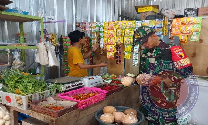 Nuansa Idul Fitri, Babinsa Kodim Ponorogo Halal Bihalal Sekaligus Monitoring Stabilitas Harga Sembako