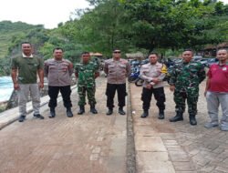 Petugas Gabungan Pantau Wisatawan Di Pantai Paranggupito Wonogiri