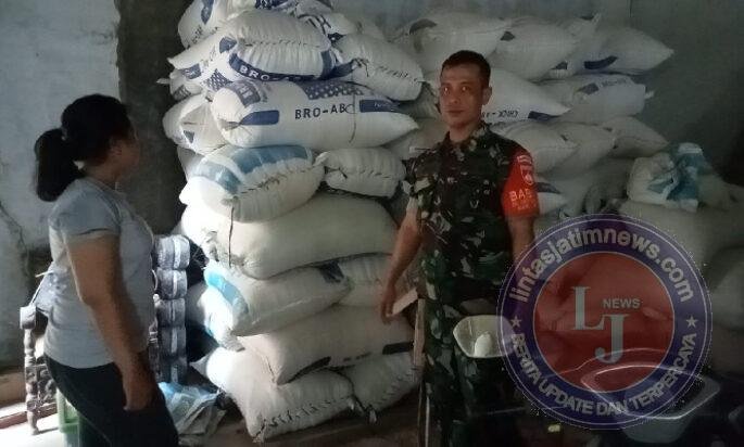 Babinsa Cek Stok Beras Pasca Lebaran, Pastikan Ketersediaan Aman dan Harga Stabil
