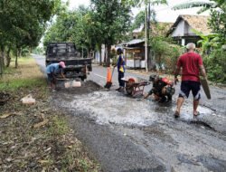 Jalan Aman, Warga Nyaman, Babinsa dan Masyarakat Banjarsari Gotong Royong Tambal Jalan Berlubang